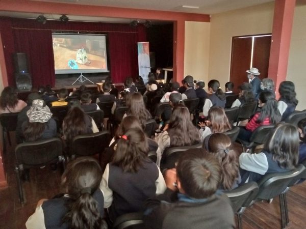 Estudiantes de la Unidad Educativa Juan Pablo II de la Zona Alto Següencoma